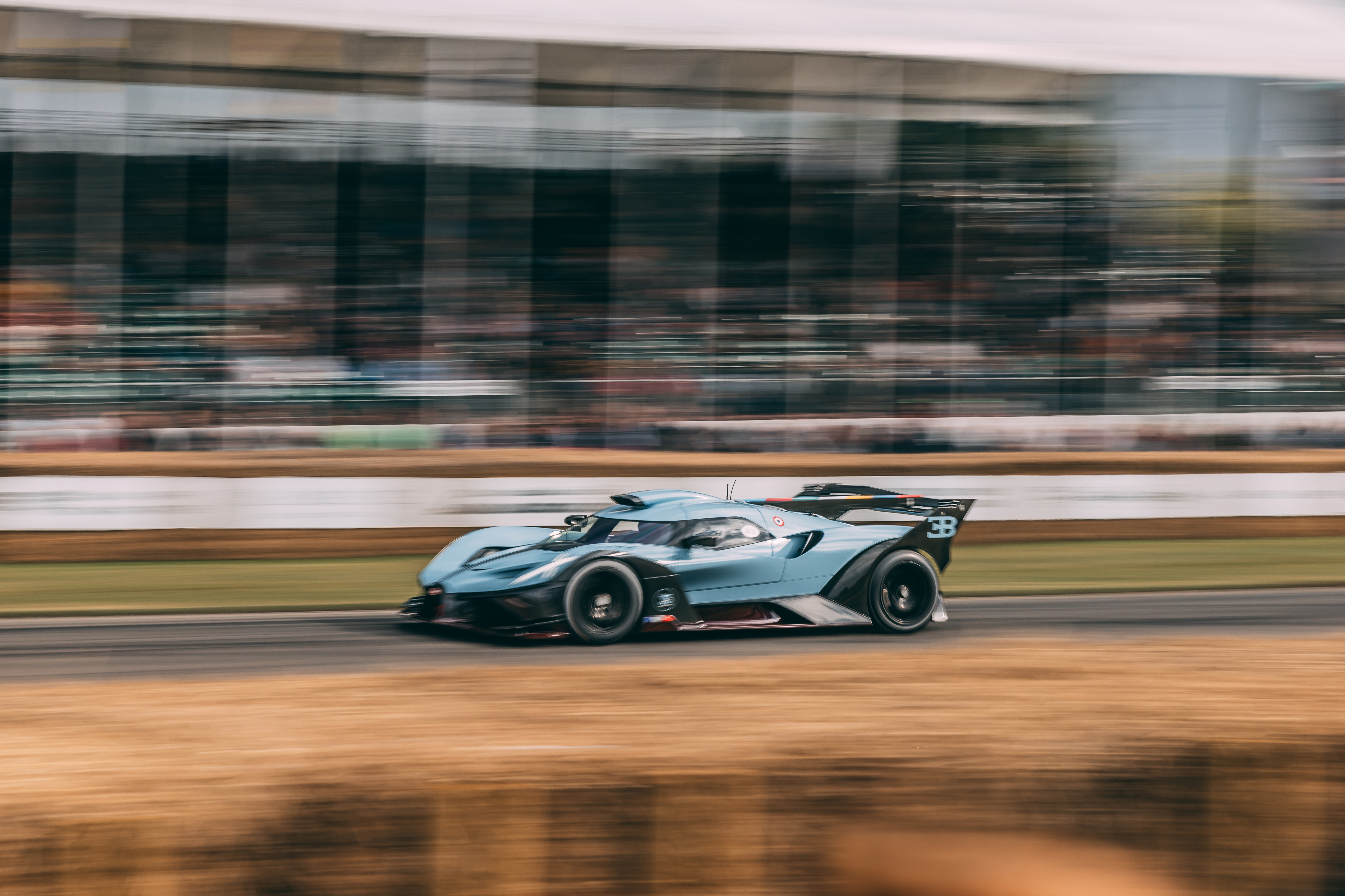 La Bolide lors du Goodwood FoS 2024, dans une livrée qui rend hommage à sa source d'inspiration, la voiture de course la plus titrée de tous les temps, la Bugatti Type 35.